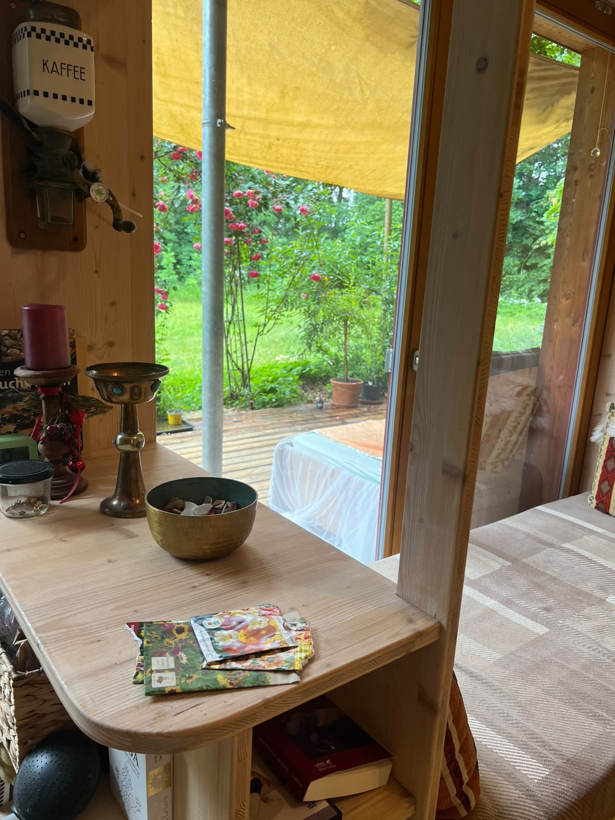Obwohl das Möbel so riesig ist, fühlt es sich durch dieses Fenster überhaupt nicht wie ein Klotz an.